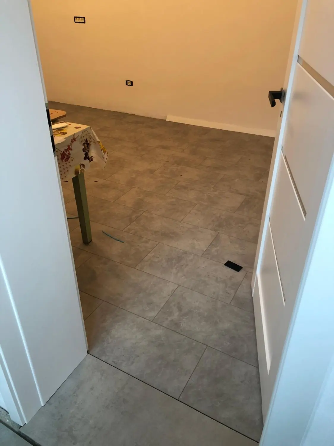 Bodenfliesen von Trofin Hausmeisterdienste 