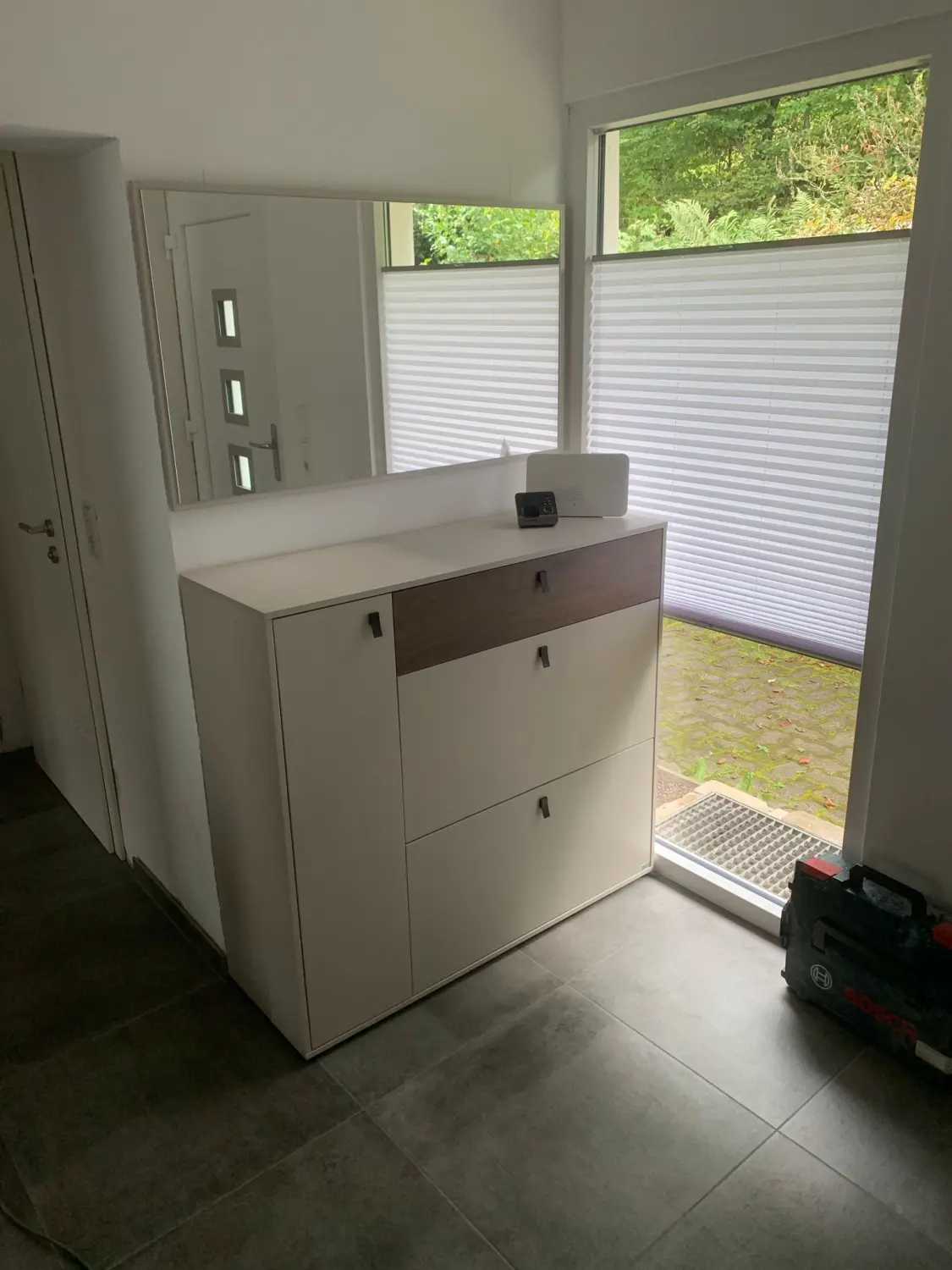 Montage von Hochwertigen Möbeln und anbringen von passgenauen Plisses von Trofin Hausmeisterdienste 