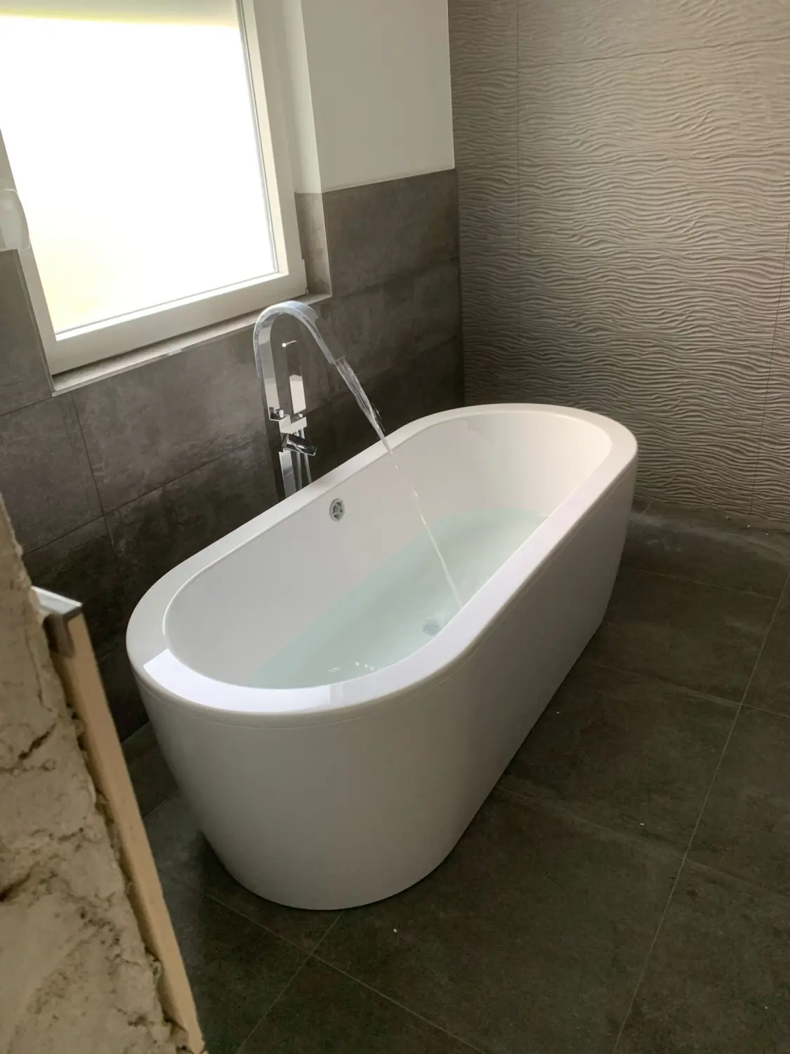 Montage von Badewanne freistehend inklusive Armatur von Trofin Hausmeisterdienste 